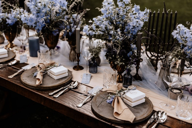 Eine Vintage-Boho Gartenhochzeit in edlen Grau- und Blautönen