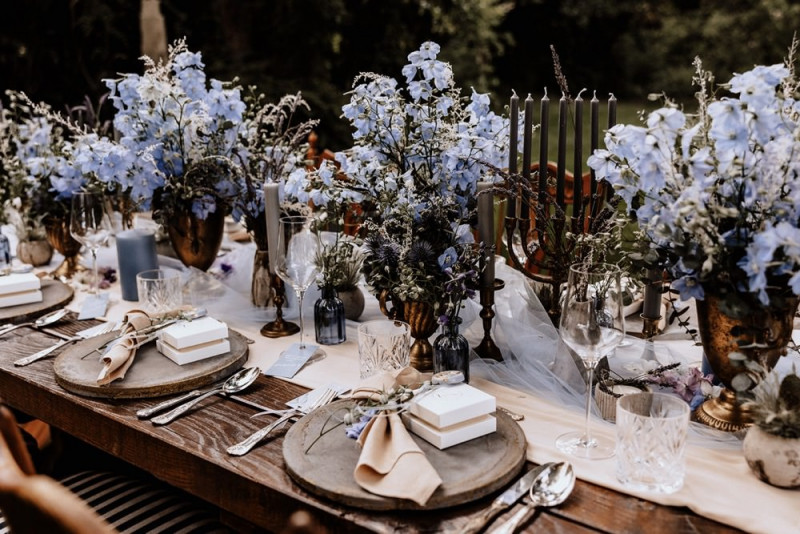 Eine Vintage-Boho Gartenhochzeit in edlen Grau- und Blautönen