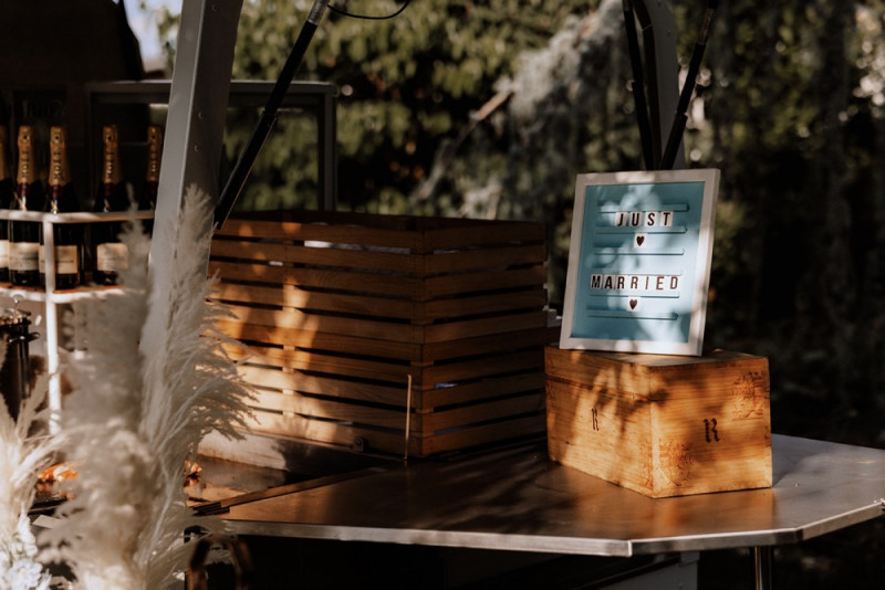 Eine Vintage-Boho Gartenhochzeit in edlen Grau- und Blautönen