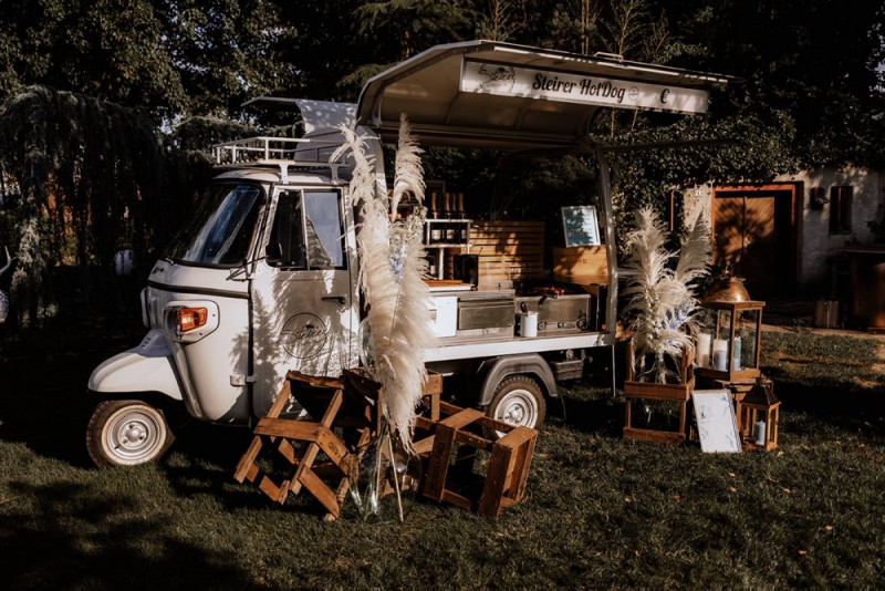 Eine Vintage-Boho Gartenhochzeit in edlen Grau- und Blautönen