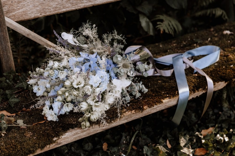 Eine Vintage-Boho Gartenhochzeit in edlen Grau- und Blautönen Brautstrauß Weiß Blau, Brautstrauß Rittersporn