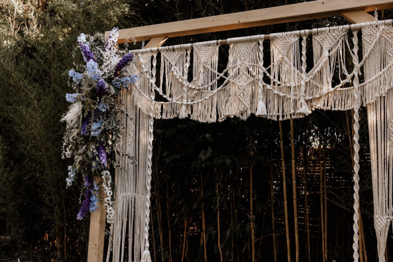 Eine Vintage-Boho Gartenhochzeit in edlen Grau- und Blautönen