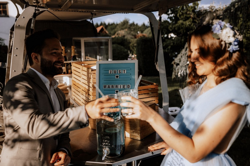 Eine Vintage-Boho Gartenhochzeit in edlen Grau- und Blautönen