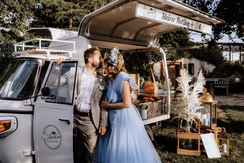 Eine Vintage-Boho Gartenhochzeit in edlen Grau- und Blautönen