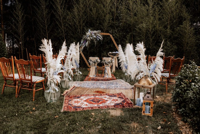 Eine Vintage-Boho Gartenhochzeit in edlen Grau- und Blautönen