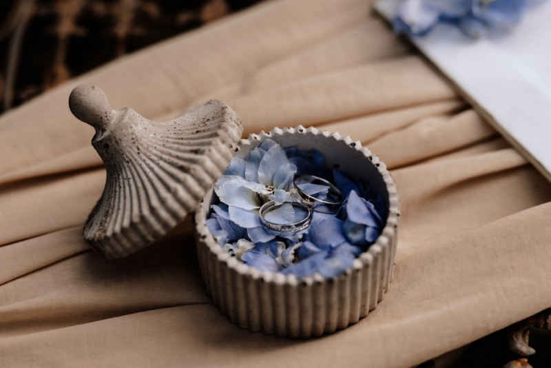 Eine Vintage-Boho Gartenhochzeit in edlen Grau- und Blautönen Ringbox Hochzeit, Ringkissen, Trauung, Trauringe