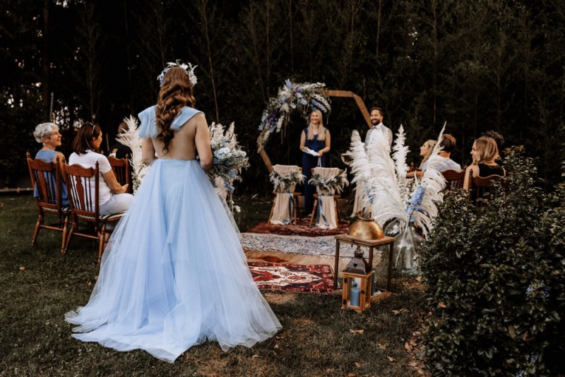 Eine Vintage-Boho Gartenhochzeit in edlen Grau- und Blautönen