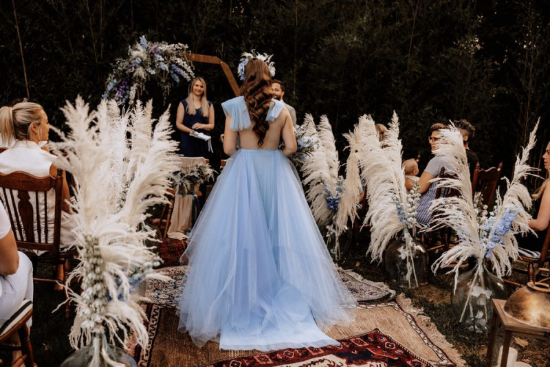 Eine Vintage-Boho Gartenhochzeit in edlen Grau- und Blautönen