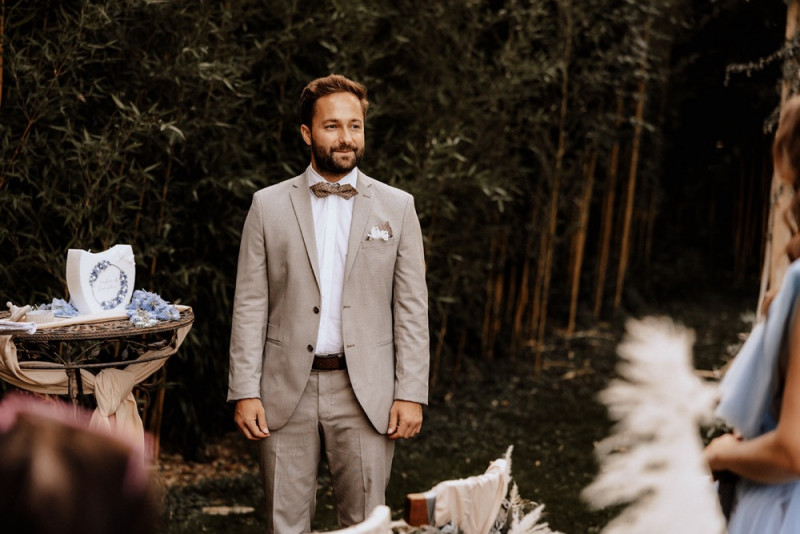 Eine Vintage-Boho Gartenhochzeit in edlen Grau- und Blautönen
