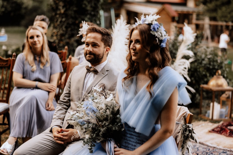 Eine Vintage-Boho Gartenhochzeit in edlen Grau- und Blautönen