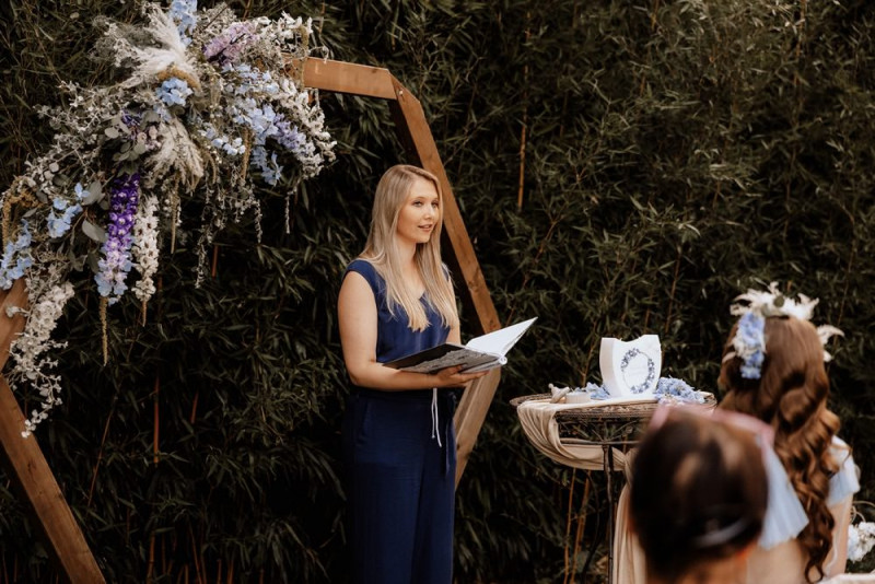 Eine Vintage-Boho Gartenhochzeit in edlen Grau- und Blautönen
