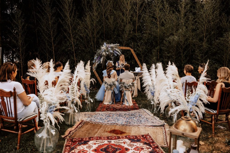 Eine Vintage-Boho Gartenhochzeit in edlen Grau- und Blautönen