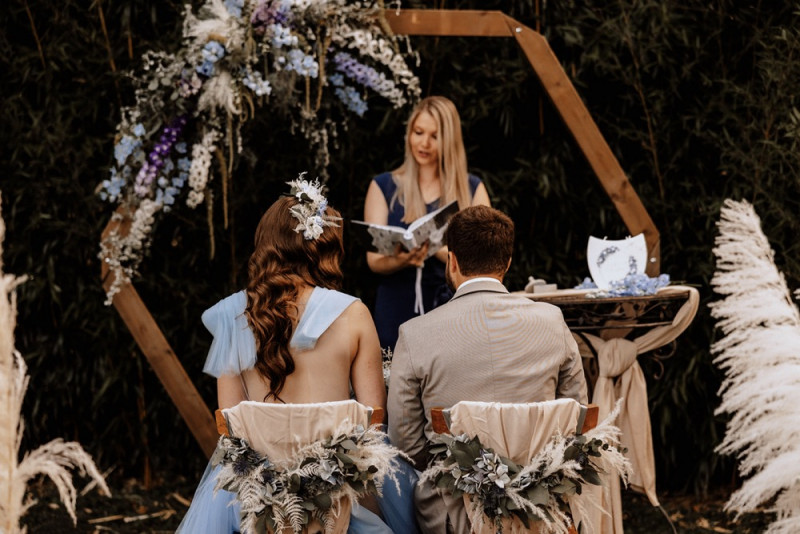 Eine Vintage-Boho Gartenhochzeit in edlen Grau- und Blautönen