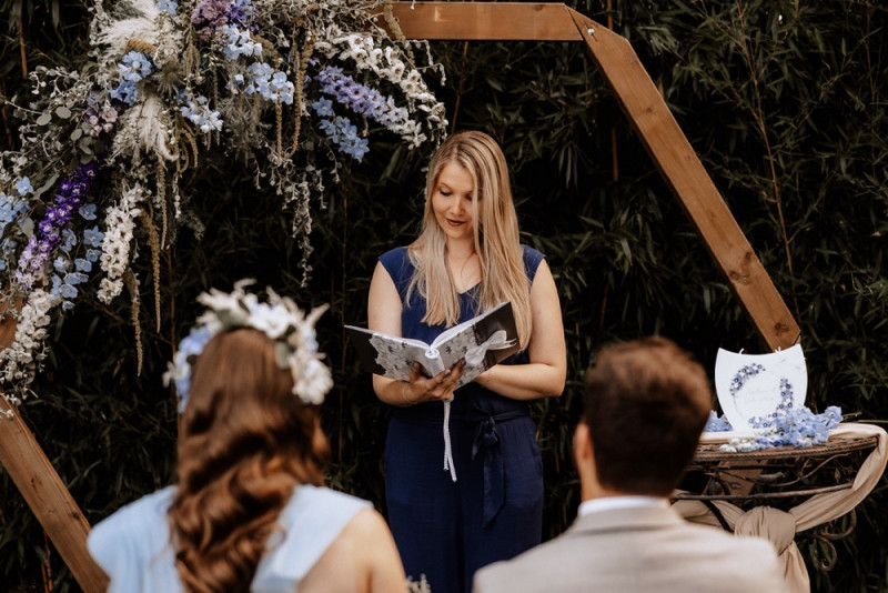 Eine Vintage-Boho Gartenhochzeit in edlen Grau- und Blautönen