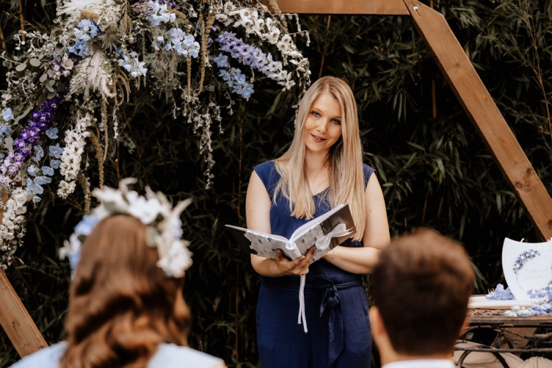Eine Vintage-Boho Gartenhochzeit in edlen Grau- und Blautönen