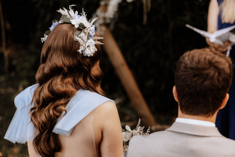 Eine Vintage-Boho Gartenhochzeit in edlen Grau- und Blautönen