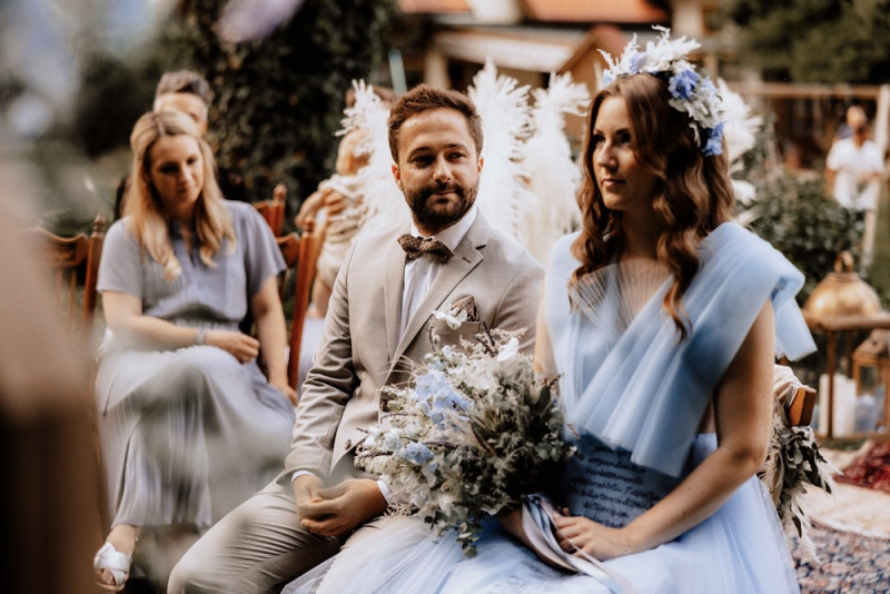 Eine Vintage-Boho Gartenhochzeit in edlen Grau- und Blautönen