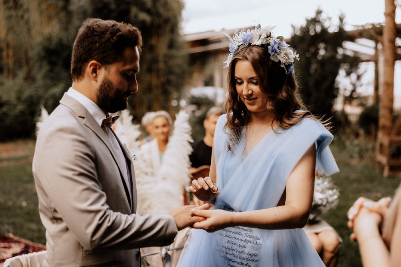 Eine Vintage-Boho Gartenhochzeit in edlen Grau- und Blautönen