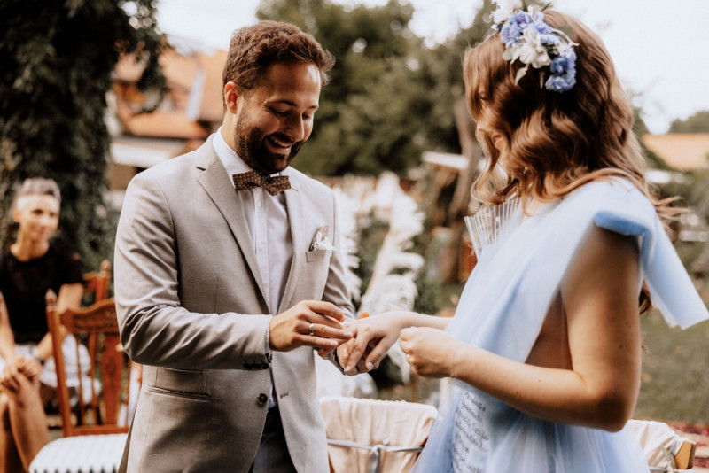 Eine Vintage-Boho Gartenhochzeit in edlen Grau- und Blautönen