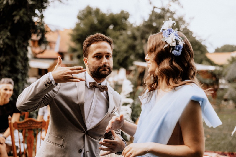 Eine Vintage-Boho Gartenhochzeit in edlen Grau- und Blautönen