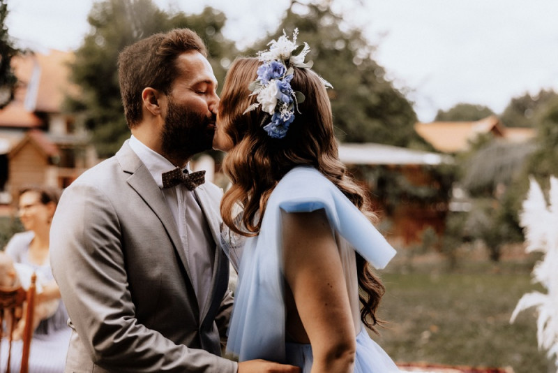 Eine Vintage-Boho Gartenhochzeit in edlen Grau- und Blautönen