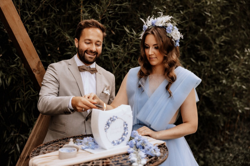 Eine Vintage-Boho Gartenhochzeit in edlen Grau- und Blautönen