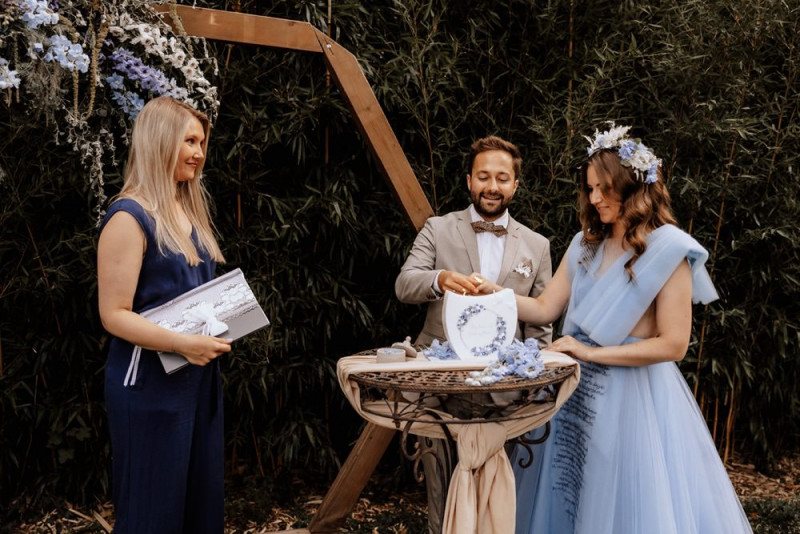 Eine Vintage-Boho Gartenhochzeit in edlen Grau- und Blautönen
