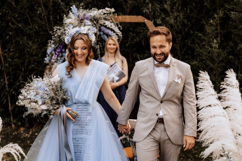 Eine Vintage-Boho Gartenhochzeit in edlen Grau- und Blautönen