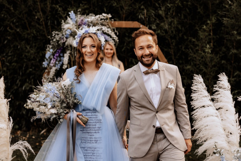 Eine Vintage-Boho Gartenhochzeit in edlen Grau- und Blautönen