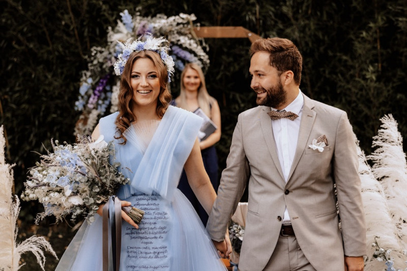 Eine Vintage-Boho Gartenhochzeit in edlen Grau- und Blautönen