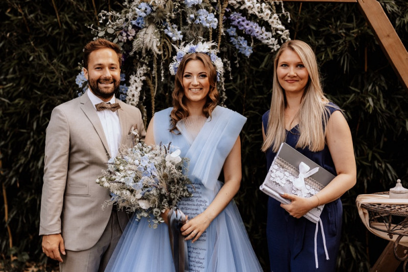Eine Vintage-Boho Gartenhochzeit in edlen Grau- und Blautönen
