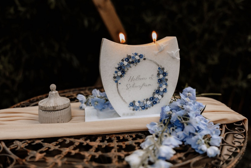 Eine Vintage-Boho Gartenhochzeit in edlen Grau- und Blautönen