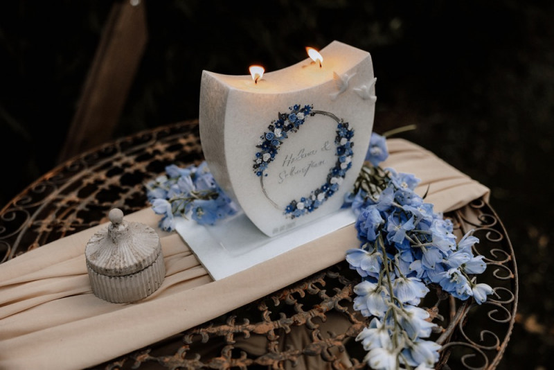 Eine Vintage-Boho Gartenhochzeit in edlen Grau- und Blautönen