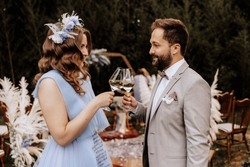 Eine Vintage-Boho Gartenhochzeit in edlen Grau- und Blautönen