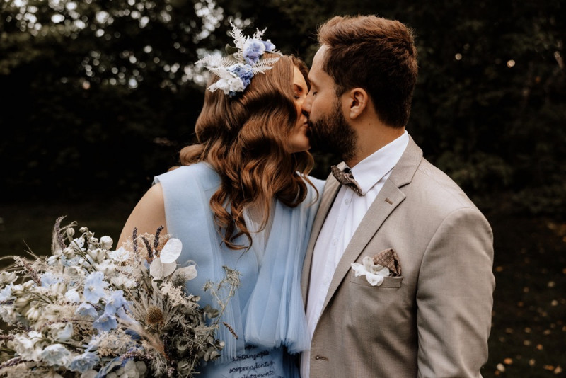 Eine Vintage-Boho Gartenhochzeit in edlen Grau- und Blautönen
