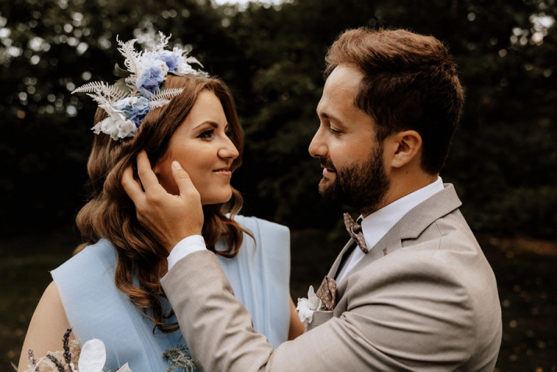 Eine Vintage-Boho Gartenhochzeit in edlen Grau- und Blautönen
