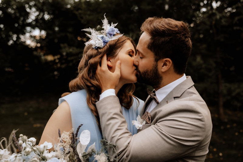 Eine Vintage-Boho Gartenhochzeit in edlen Grau- und Blautönen