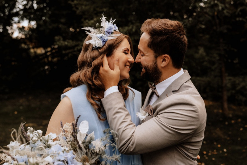 Eine Vintage-Boho Gartenhochzeit in edlen Grau- und Blautönen