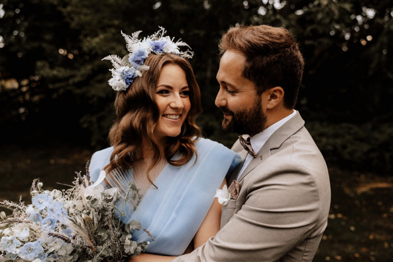 Eine Vintage-Boho Gartenhochzeit in edlen Grau- und Blautönen
