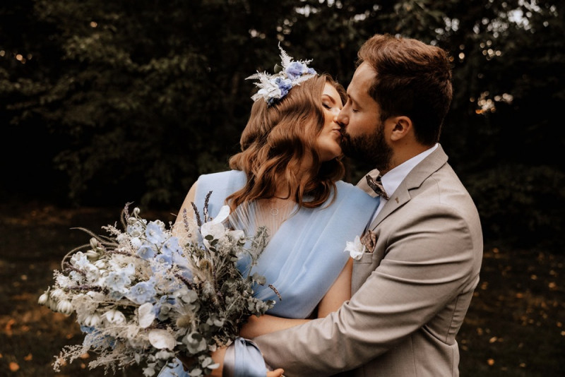 Eine Vintage-Boho Gartenhochzeit in edlen Grau- und Blautönen