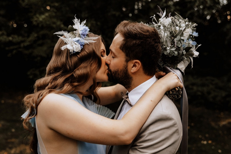 Eine Vintage-Boho Gartenhochzeit in edlen Grau- und Blautönen