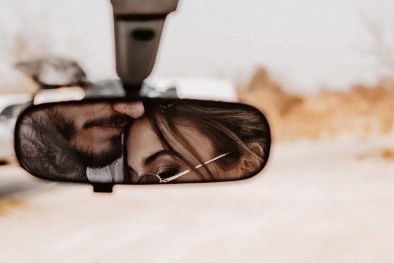 Eine trendy Bohohochzeit im Sommer am See samt Boho-Hochzeitszelt