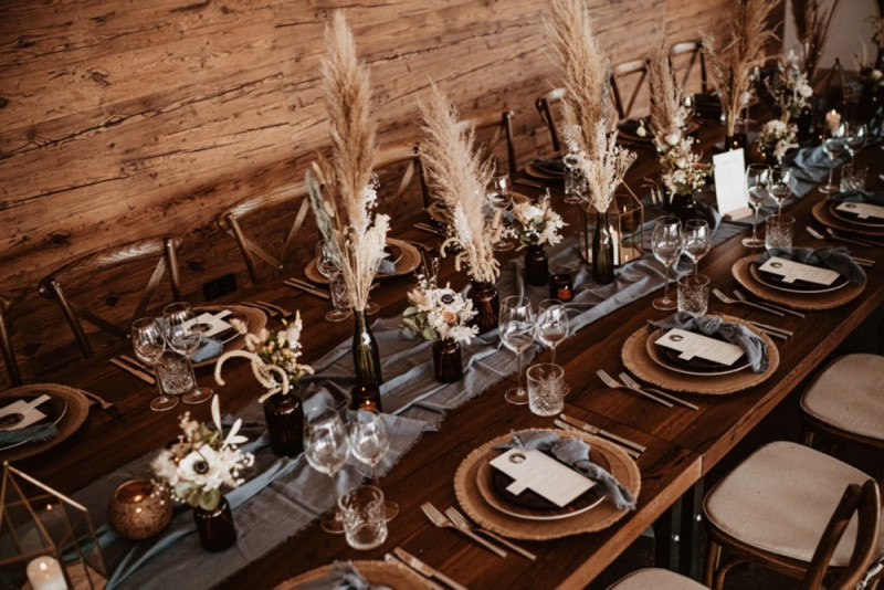 Eine trendy Bohohochzeit im Sommer am See samt Boho-Hochzeitszelt