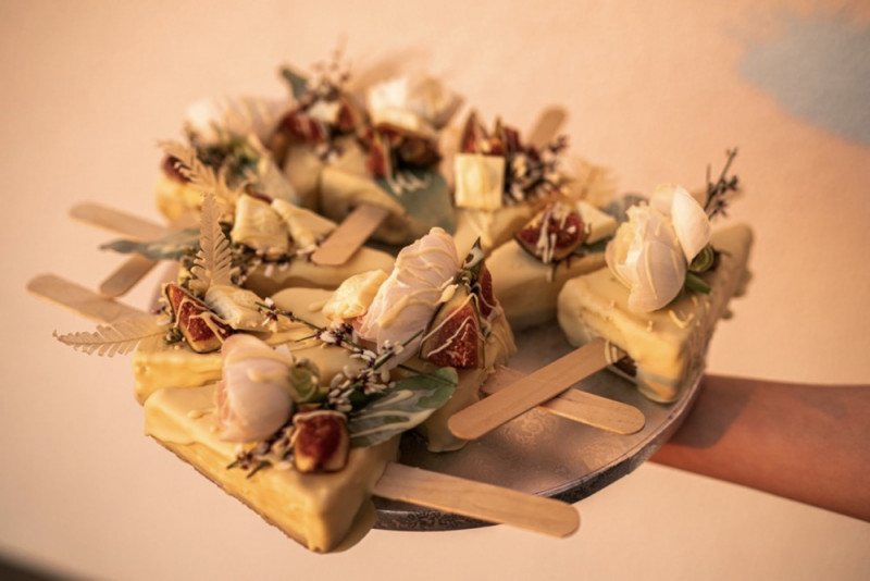 Eine trendy Bohohochzeit im Sommer am See samt Boho-Hochzeitszelt Hochzeitssweets, Cheesecake Sticks, Sweet Table Hochzeit, Festival Hochzeit Catering