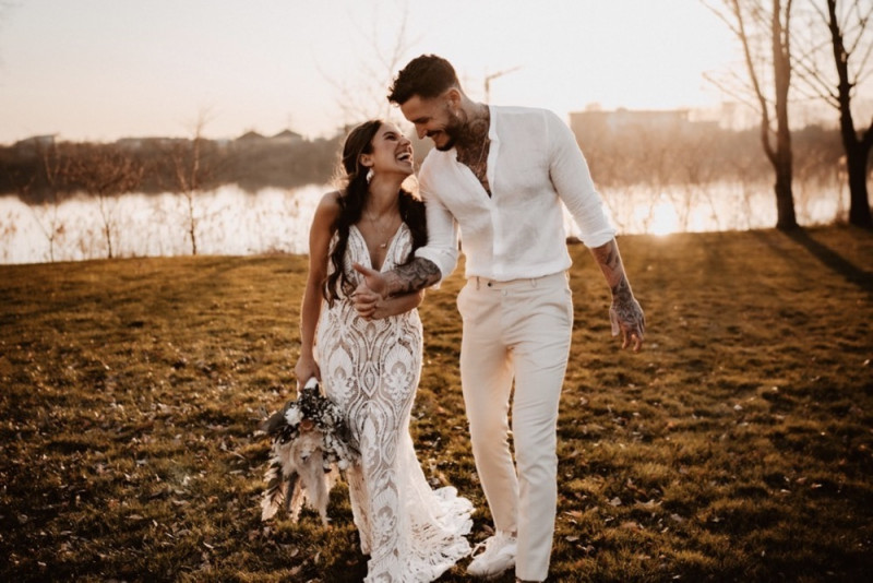 Eine trendy Bohohochzeit im Sommer am See samt Boho-Hochzeitszelt