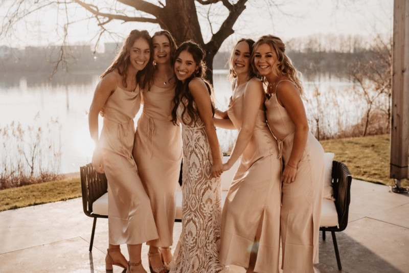 Eine trendy Bohohochzeit im Sommer am See samt Boho-Hochzeitszelt