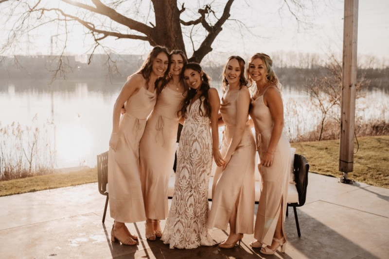 Eine trendy Bohohochzeit im Sommer am See samt Boho-Hochzeitszelt