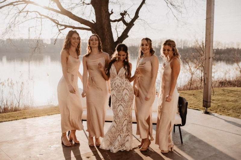 Eine trendy Bohohochzeit im Sommer am See samt Boho-Hochzeitszelt