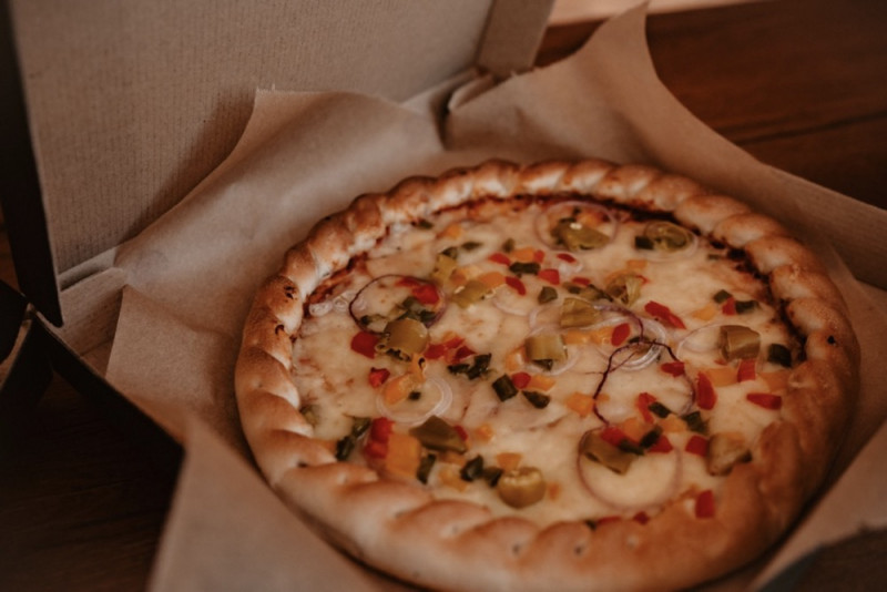 Eine trendy Bohohochzeit im Sommer am See samt Boho-Hochzeitszelt