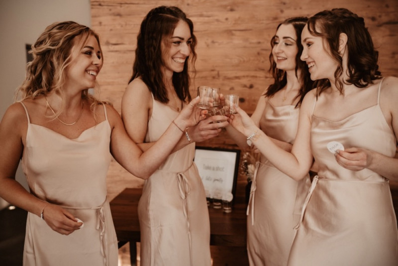 Eine trendy Bohohochzeit im Sommer am See samt Boho-Hochzeitszelt